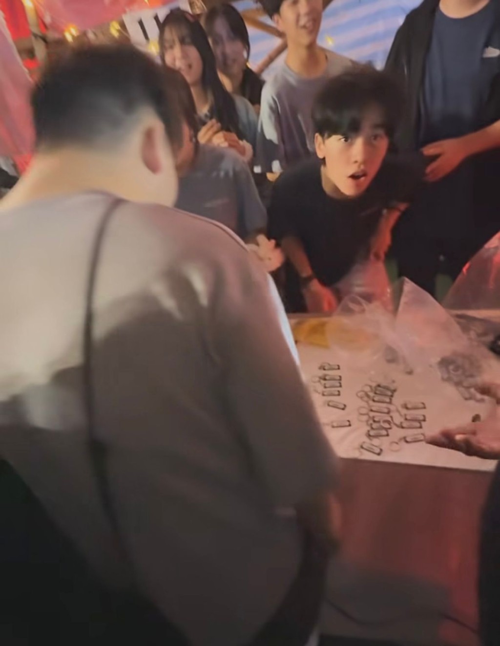 有在年宵擺檔的中學生認出姜濤，學生問道：「請問係咪姜濤啊？」