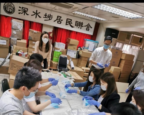 捐助深水埗劏房戶及單親家庭1萬個口罩及1千支酒精搓手液。