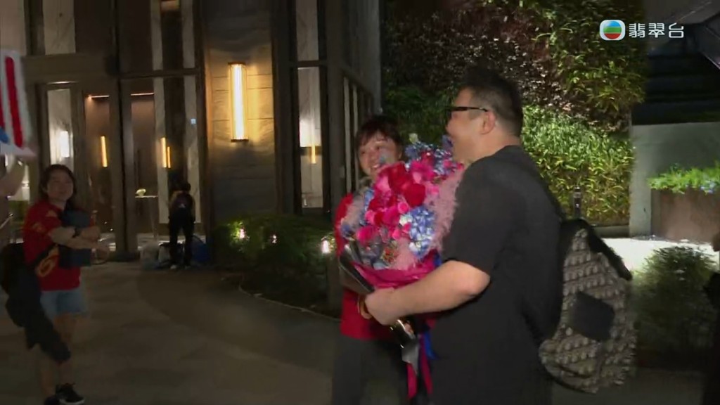 劉洋老婆在粉絲團中等待老公。 劉洋老婆在粉絲團中等待老公。