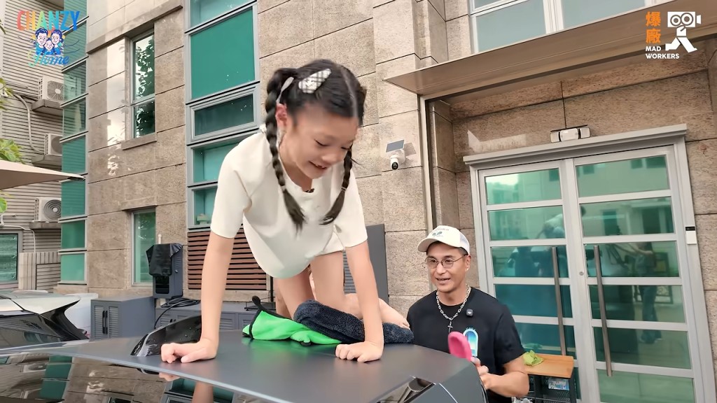 小豬比在車頂爬行,玩得不亦樂乎。 小豬比在車頂爬行,玩得不亦樂乎。