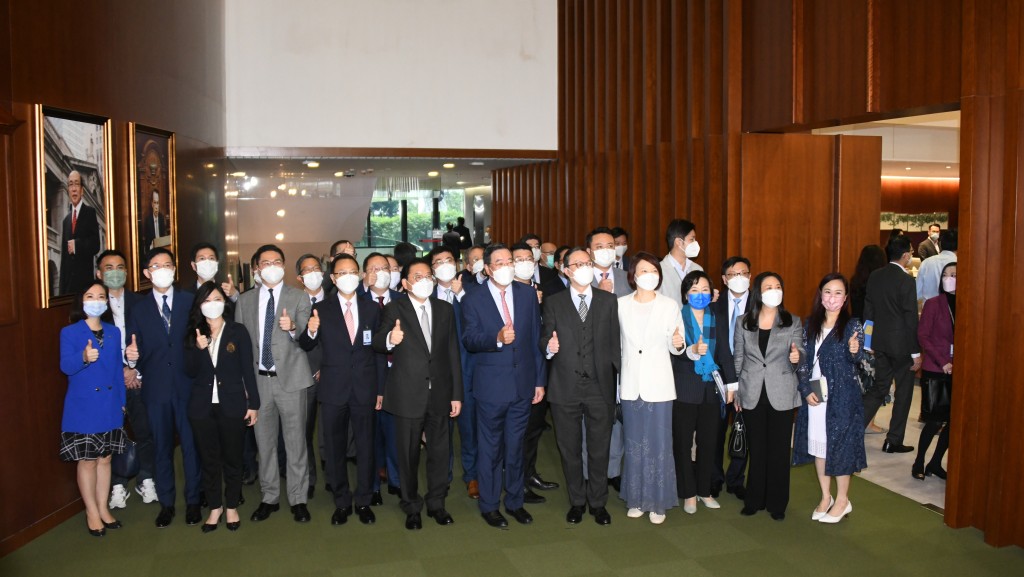 一眾議員出席前廳交流會前合照。伍明輝攝