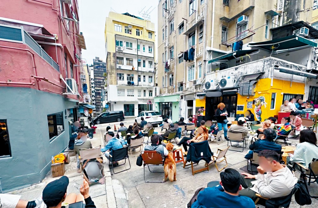 每逢周末及假日,太平山街部分街道坐滿顧客,於露天享受餐飲。
