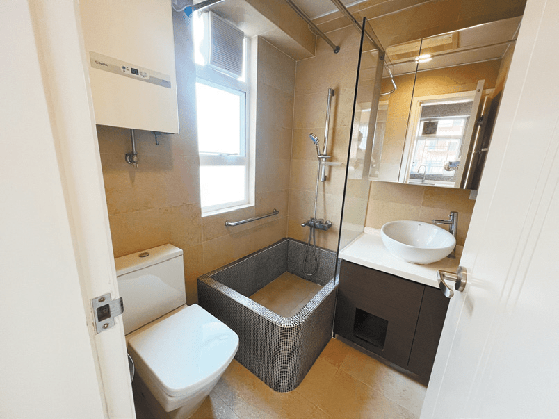 浴室保养新净，更设有镜柜，方便摆放日用品。