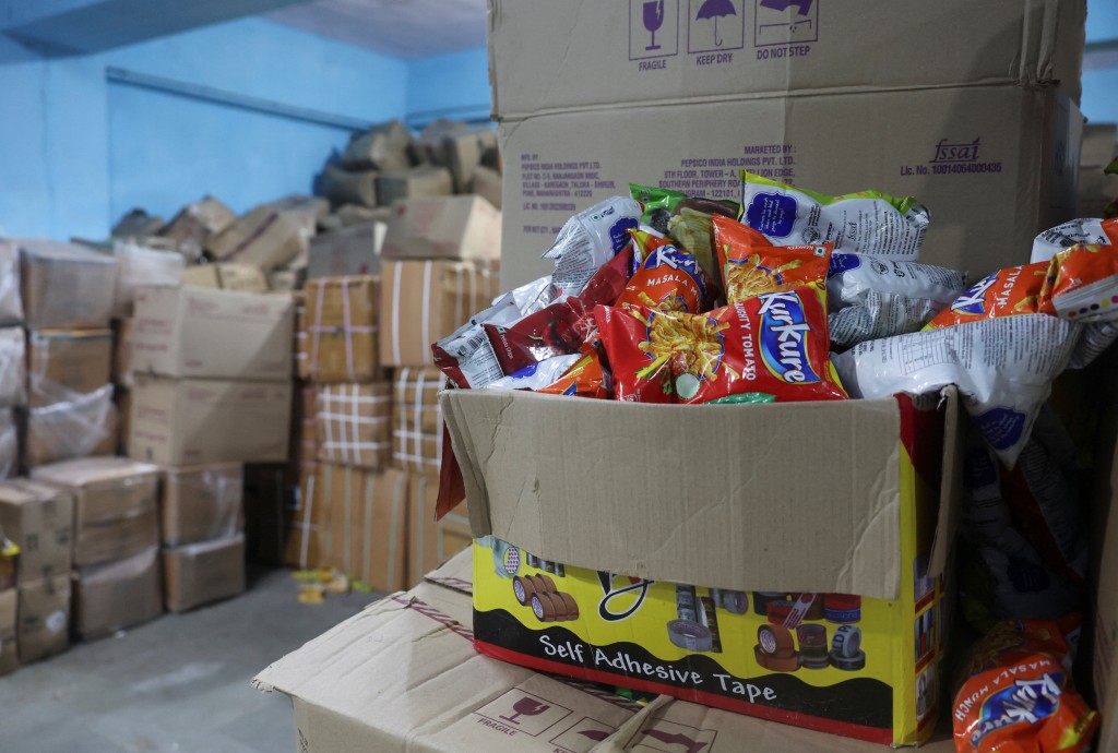 一间非法仓库涉嫌篡改食品保质期及营养标签。路透社