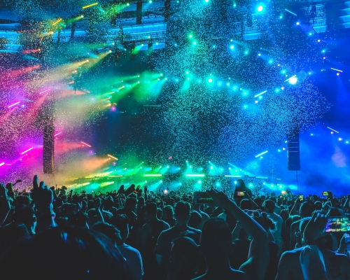 加拿大酒吧夜店重開，專家指年輕人重返夜生活有助身心發展。unsplash示意圖片