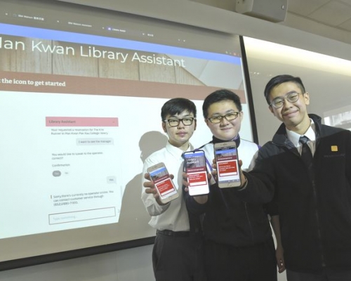 張毅灝(左起)、黃殷祈及陳逸政於深度學習周應用Chatbot技術,設計虛擬圖書館管理員。