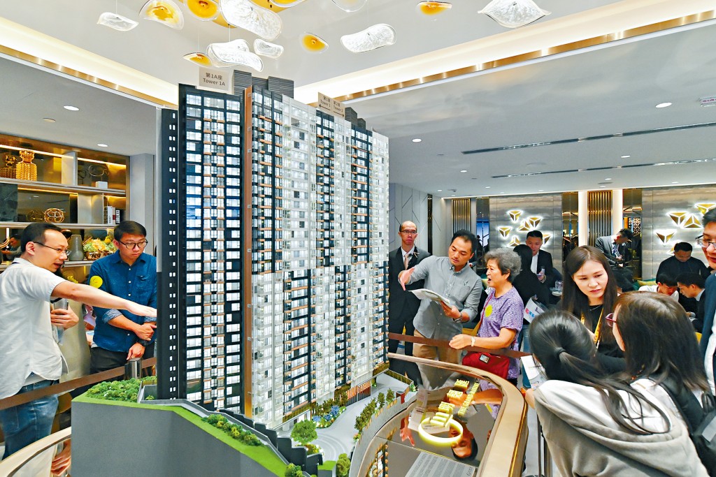 被告李承德於2019年告知客戶青衣明翹匯有住宅物業可供出售。圖為明翹匯當年在尖沙咀設示範單位供市民參觀。