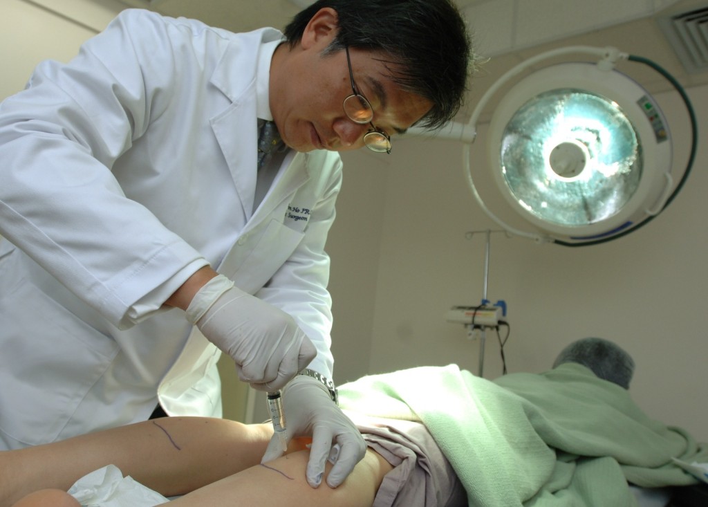 何维新为本港有名的整形外科专科医生。资料图片