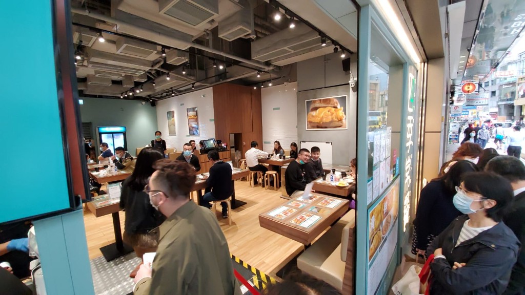 午市時間餐廳外有人排隊等候。