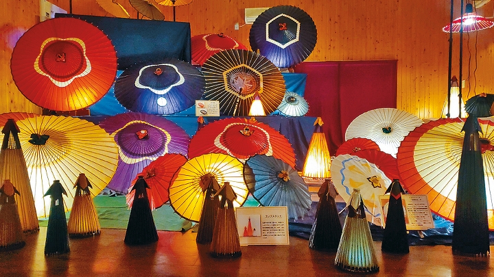 在燈光照射下，繽紛的淀江和傘教人看得賞心悅目。