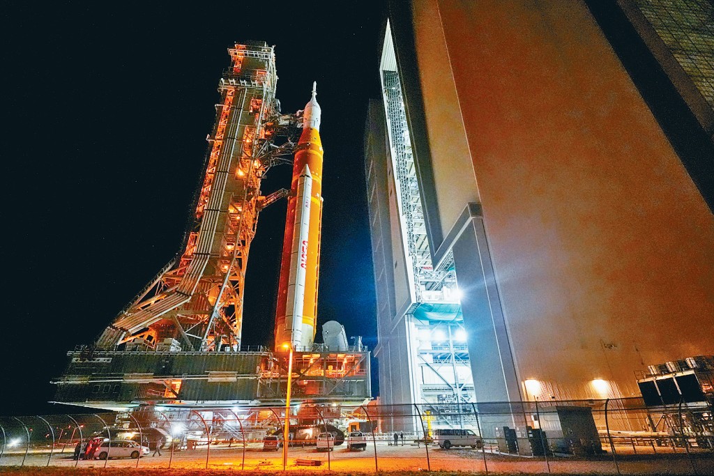 佛州甘迺迪太空中心內的阿提米絲2號登月火箭及獵戶座太空船。