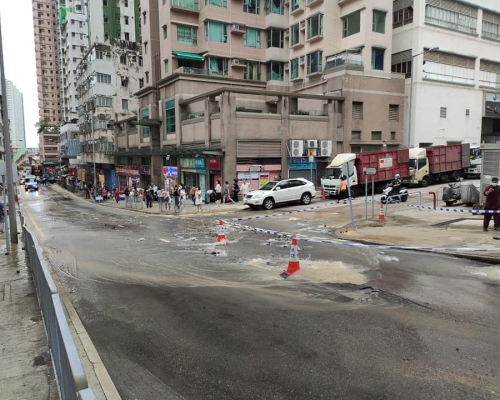 大量水夾雜沙泥湧出路面。圖:陳穗基 ‎馬路的事fb (即時交通資訊台)