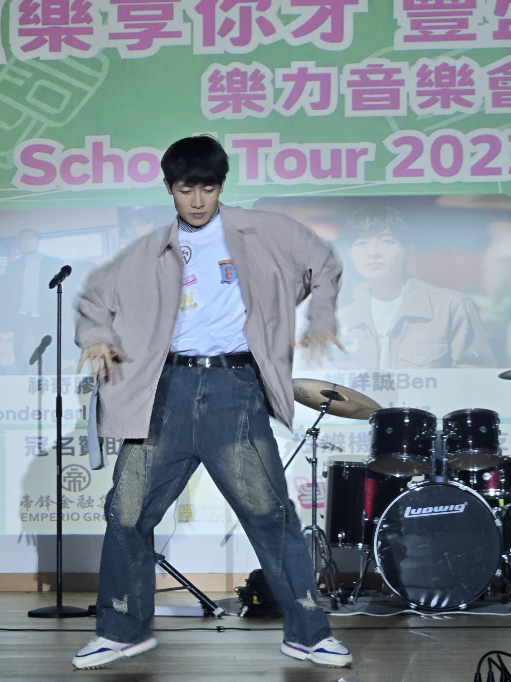 Ben出席school tour活动，大展舞技。