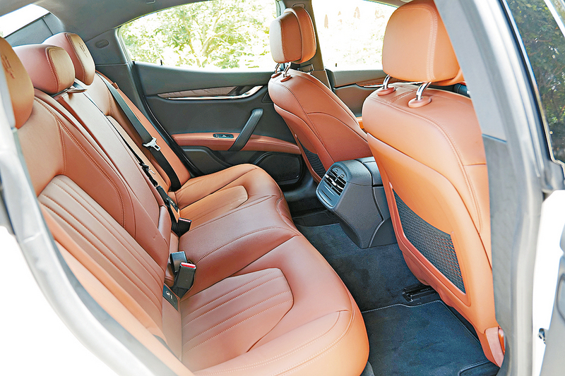 ●後排兩邊空間合理，座椅厚身舒適。