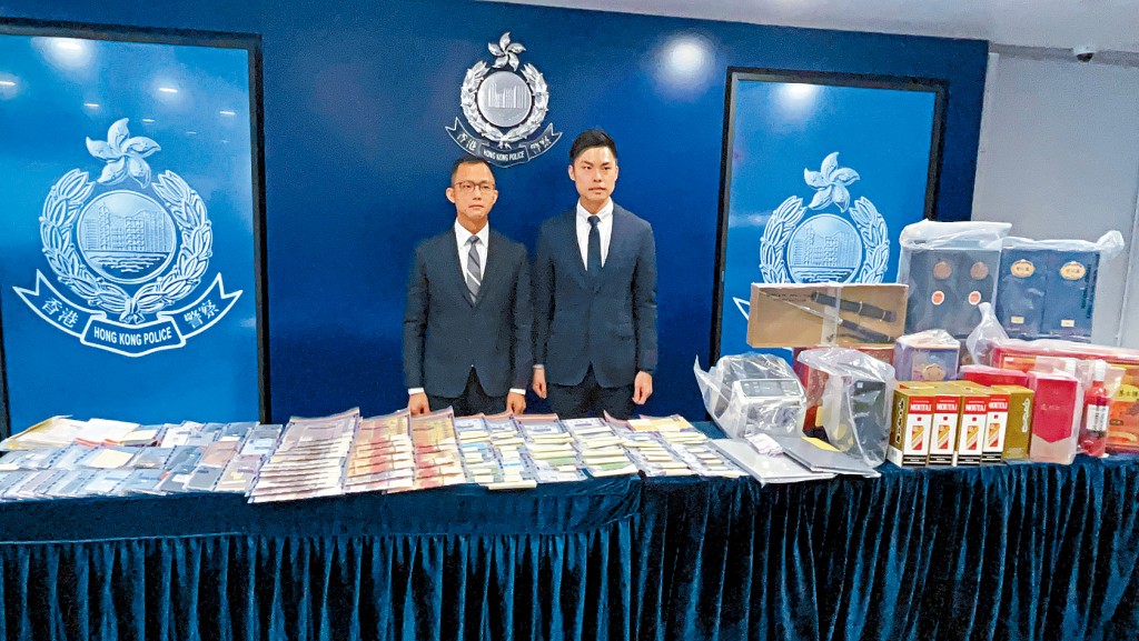九龍城警區刑事部總督察羅程瀚與反三合會行動組主管督察湯敬培講述案情。