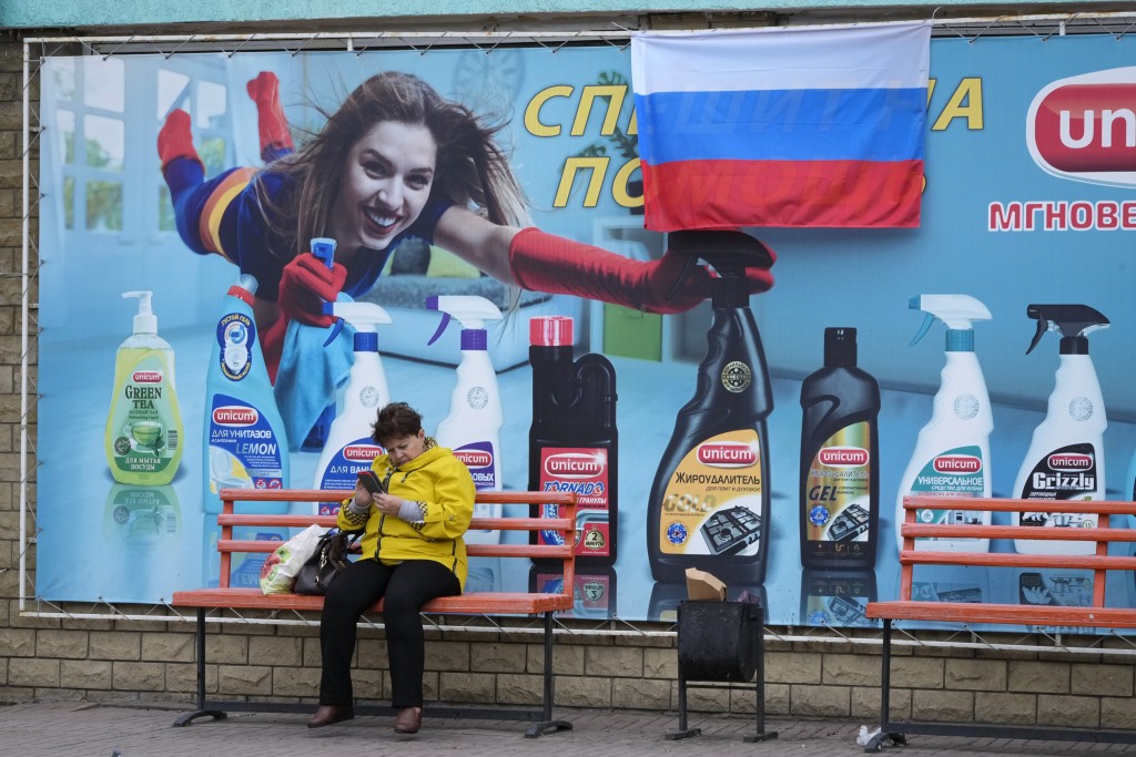  在俄羅斯控制的盧甘斯克，懸掛著俄羅斯國旗的廣告海報。AP