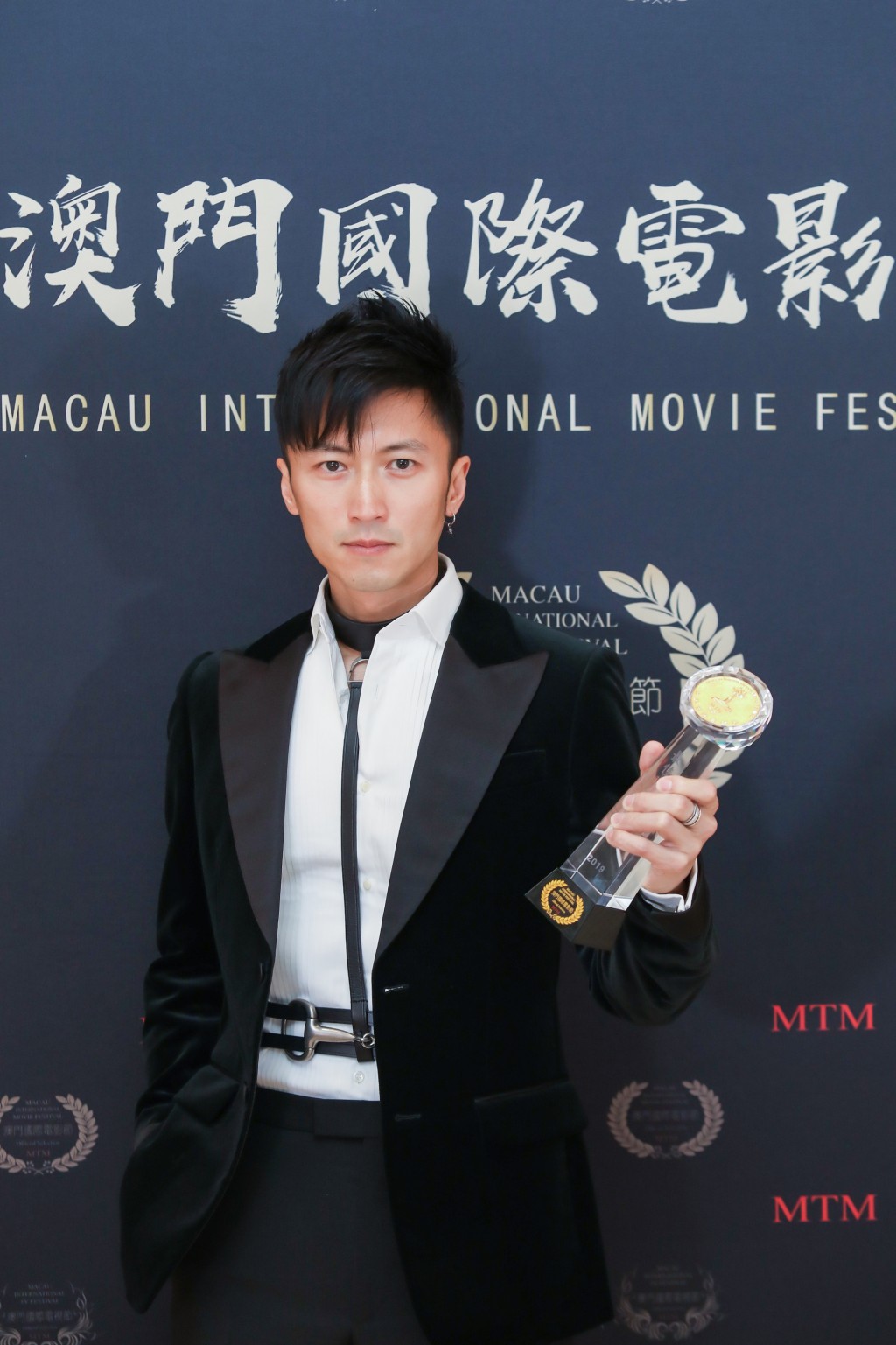 霆锋领影帝时不忘感谢拍档甄子丹及恩师导演陈木胜。