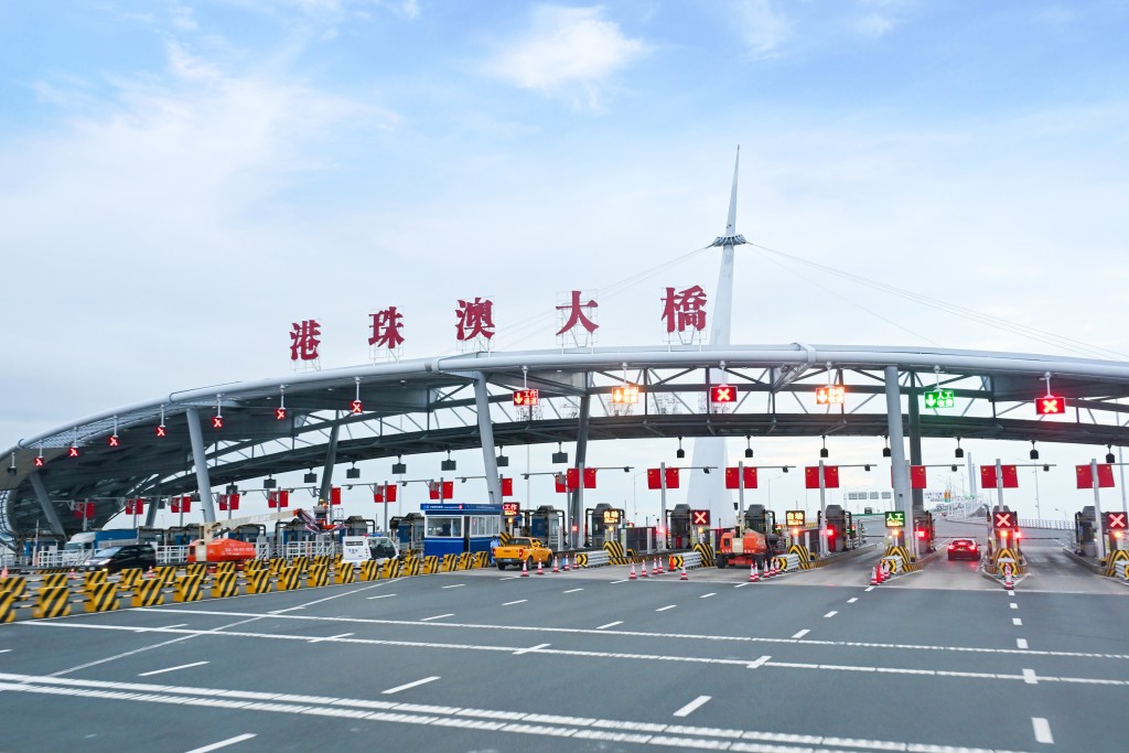 坦洲雖行政地理上屬於中山市，但與珠海只有一路之隔，駕車十多分鐘即可抵達港珠澳大橋口岸。