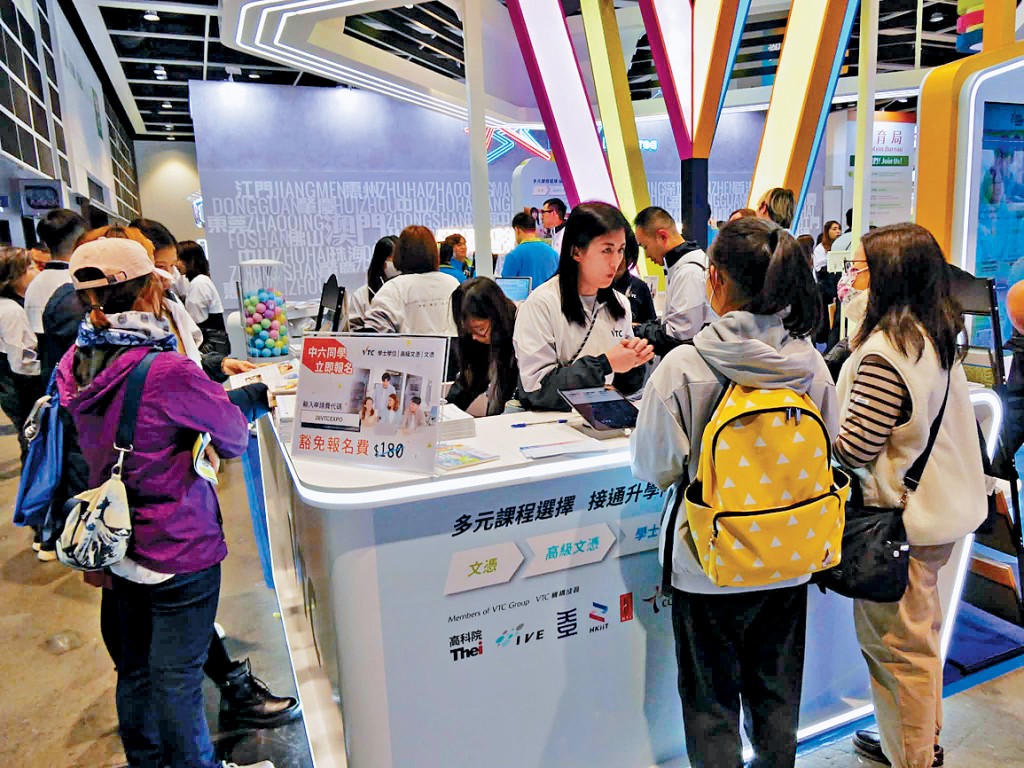 第35屆教育及職業博覽昨日正式開幕，有家長帶同子女參觀攤位，獲取最新升學資訊。