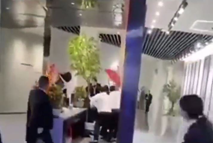  小兰的同事合力阻止韦东传继续伤害小兰。