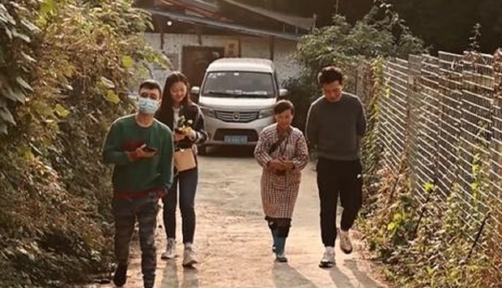 重慶68歲老人救助流浪動物月花8萬元。網上圖片