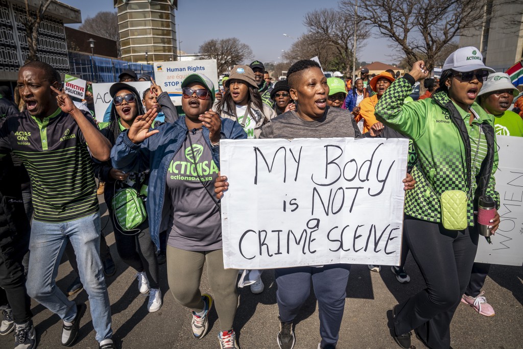 南非克鲁格斯多普地方法院外，一众妇女举行抗议活动。AP资料图