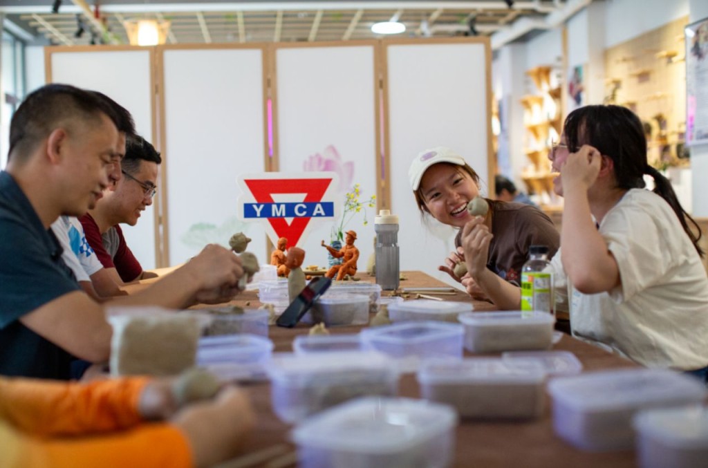 參加者於「青年會手工坊」體驗鄉村傳統手工藝。(YMCA提供) 參加者於「青年會手工坊」體驗鄉村傳統手工藝。(YMCA提供)