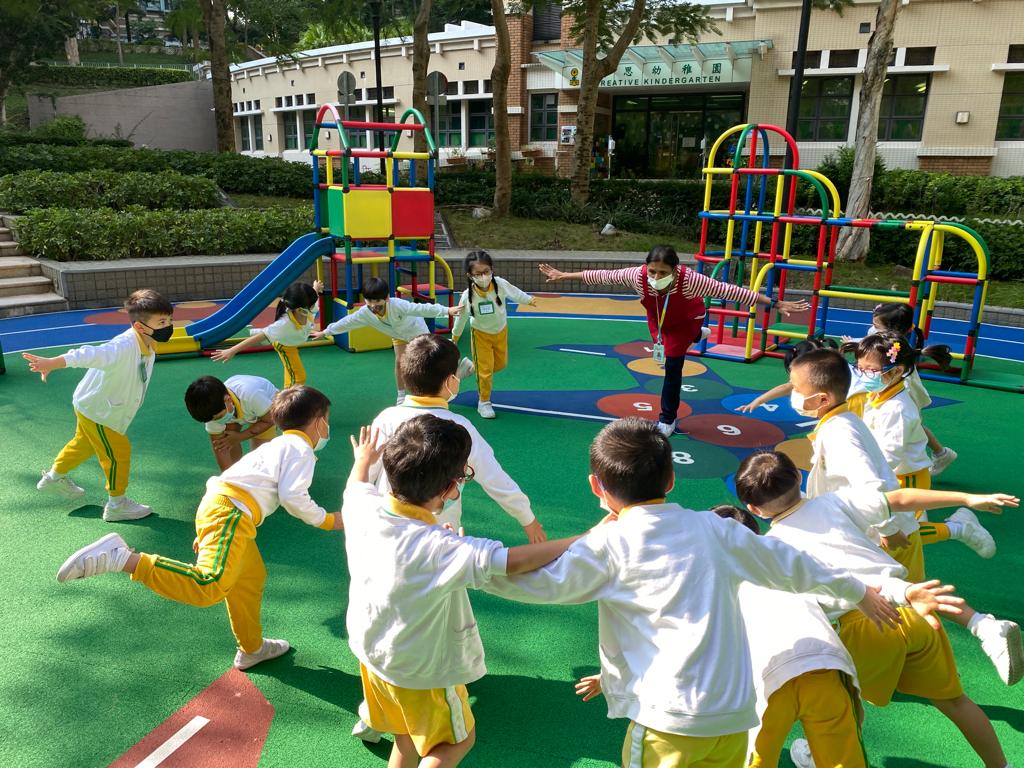 馬灣分校的教師與小朋友於戶外活動。 馬灣分校的教師與小朋友於戶外活動。