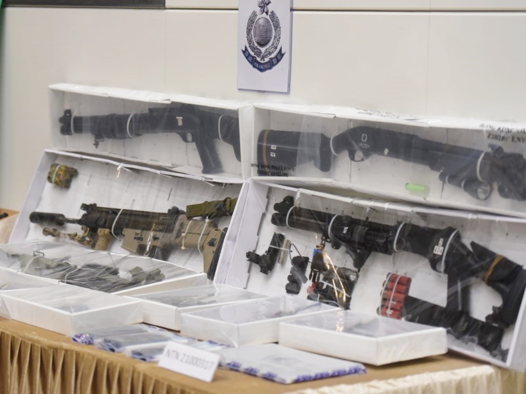 警方於大埔一個住宅單位檢獲7枝受管制槍械。