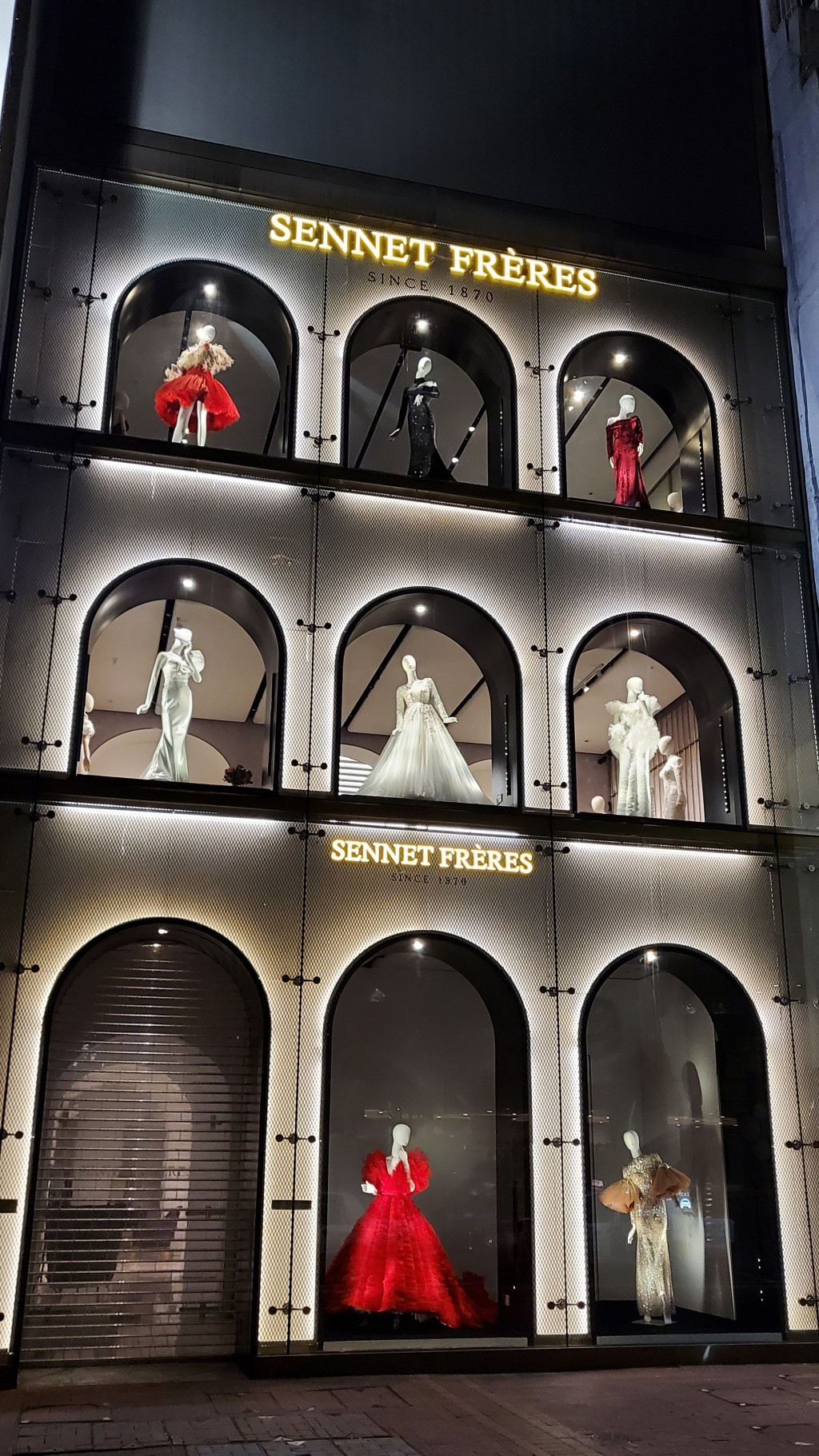 Sennet 首間婚紗禮服概念店位於銅鑼灣羅素街地舖,由大廳至三樓。
