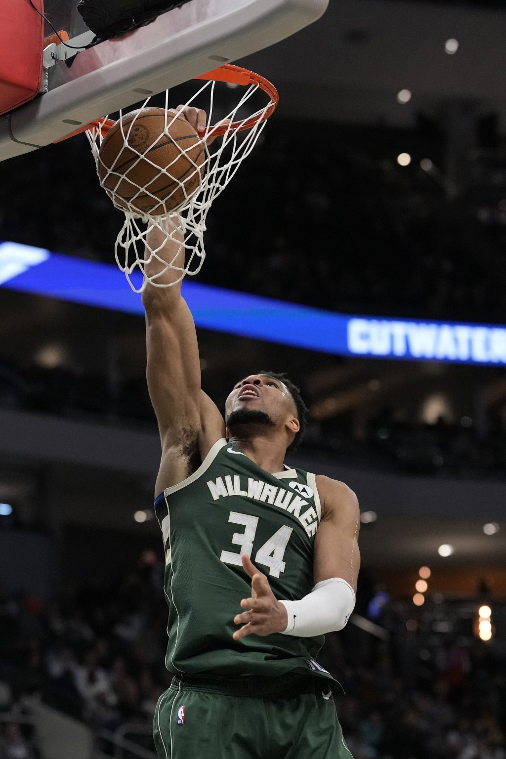 字母哥全場攻入19分外加14籃板和7助攻。AFP 字母哥全場攻入19分外加14籃板和7助攻。AFP