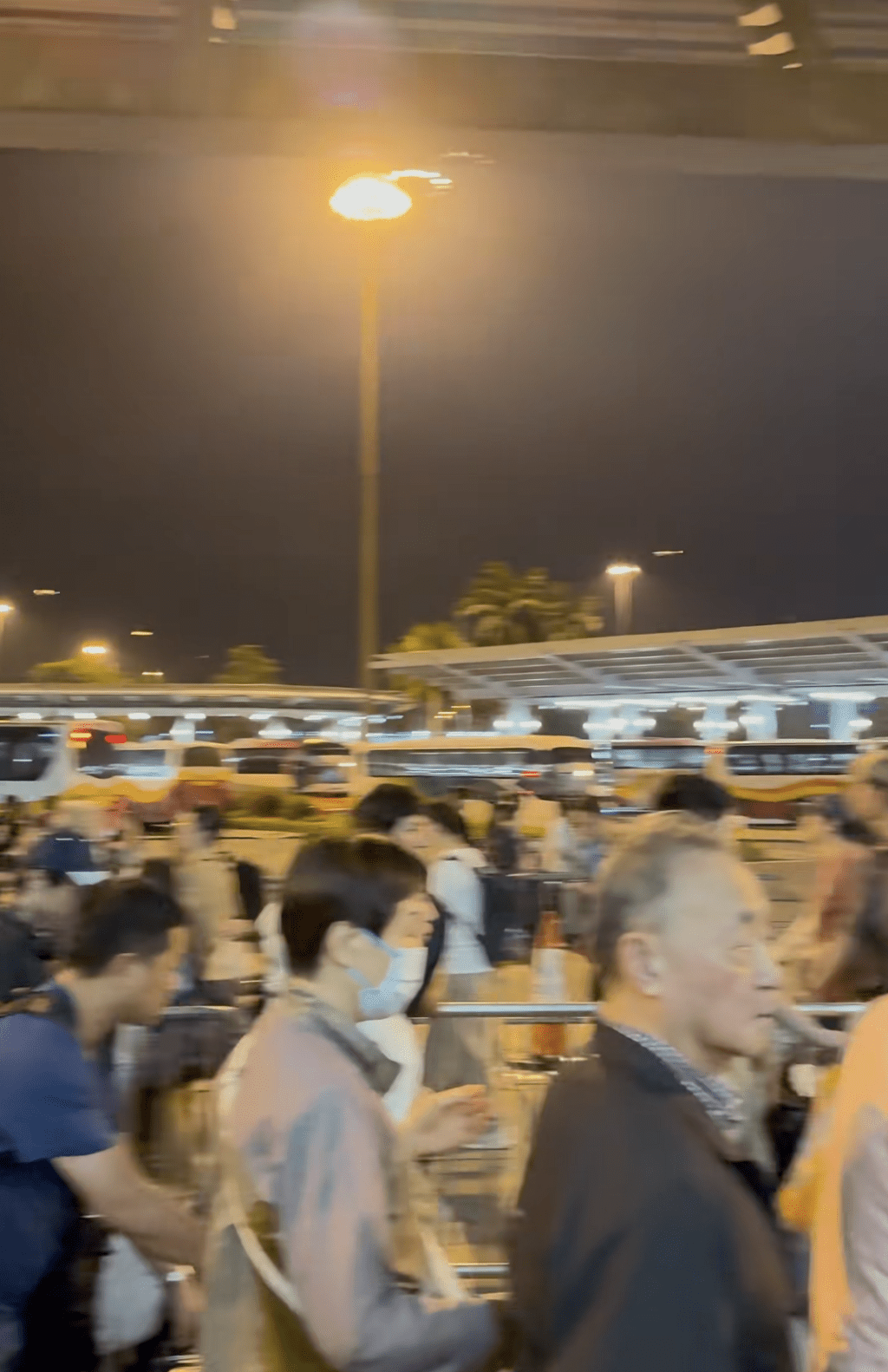 復活節長假期周二結束，周一晚上深圳灣口岸出現人龍過關返港。Threads @peanut_683383 影片截圖