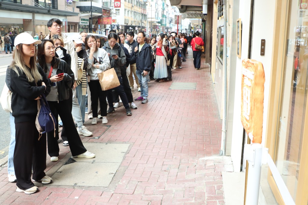 唐詩詠麵包店生意非常旺。