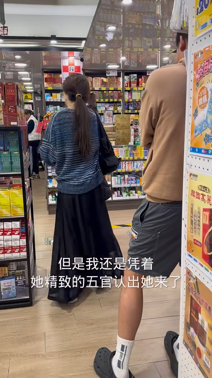 片尾郭碧婷似乎發現該帖主在偷拍，便一邊整理劉海一邊用身體遮著兒子，更直接背對鏡頭，以免囝囝模樣曝光。