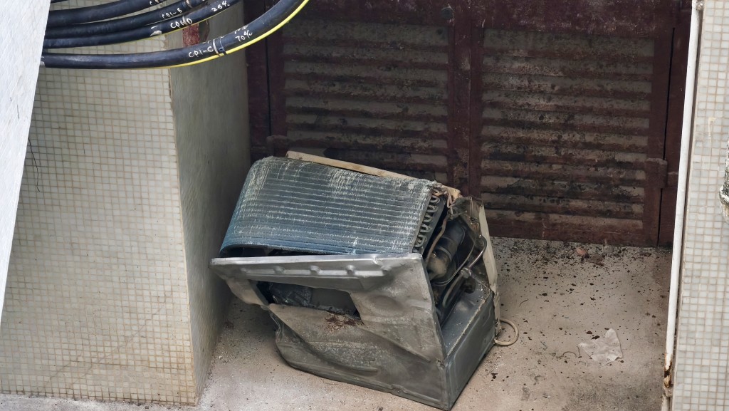 兩部冷氣機嚴重變形。