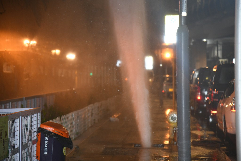筲箕湾咸水管爆裂，喷出逾10米高水柱。黎志伟摄