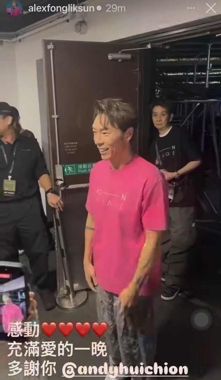 許志安看著前來迎接的親友,笑容滿面,心情大好。 許志安看著前來迎接的親友,笑容滿面,心情大好。