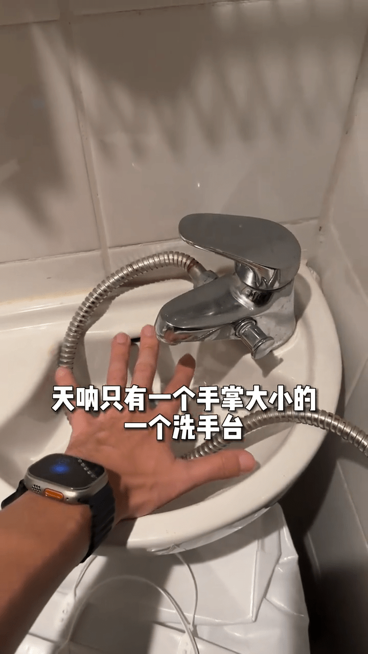 洗手台僅有一張手掌大。