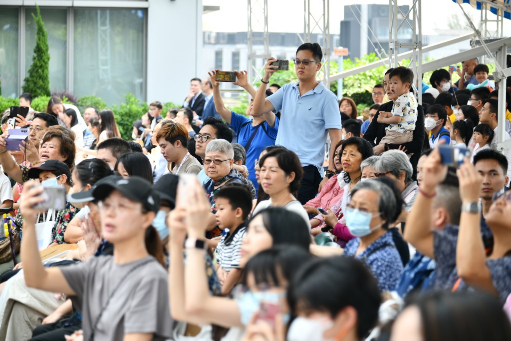入境處表示上午共有約2000名市民入場。盧江球攝