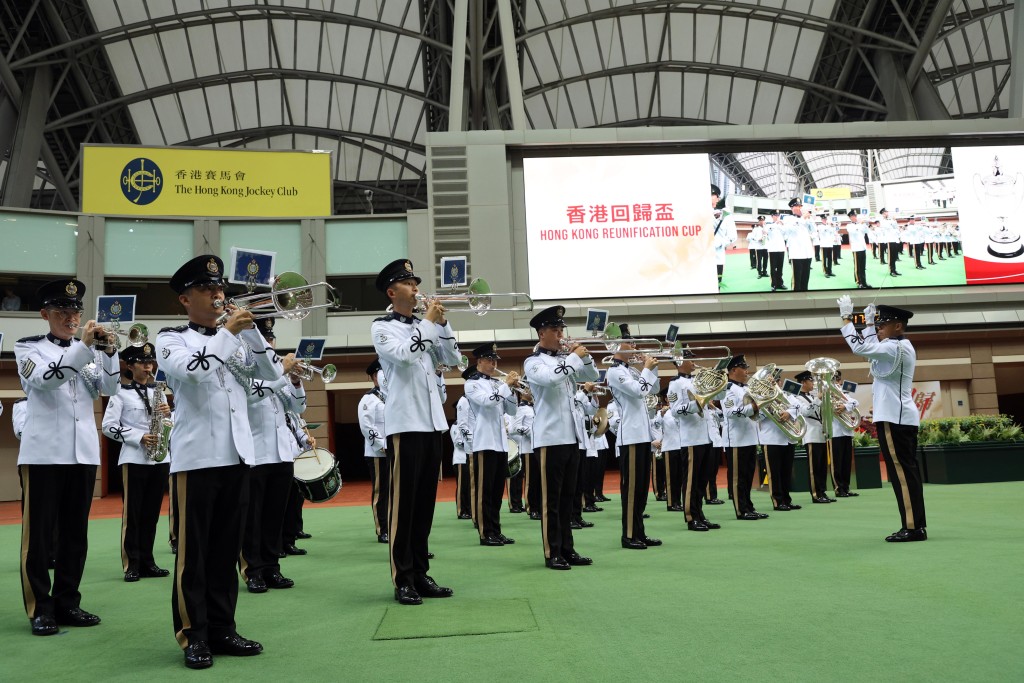  香港警察乐队在「香港回归杯」颁奖仪式上演奏国歌。