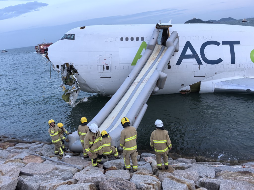 香港國際機場發生奪命航空事故。消防處圖片