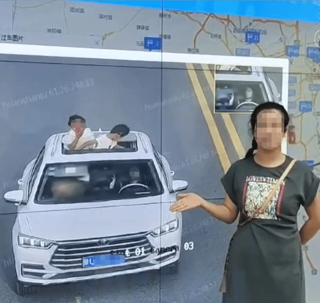 西安女司機揸Benz，兩女童違規「出天窗」，遭檢舉受罰。 西安交警