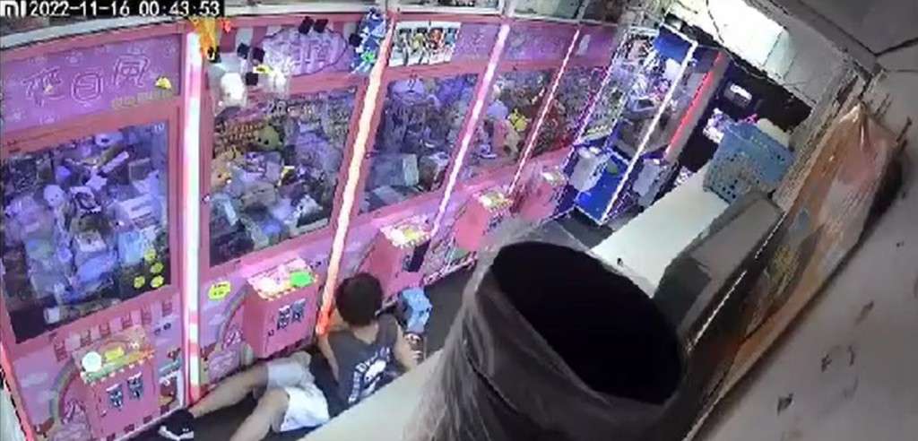 然後他將戰利品逐一放於地上。(影片截圖)