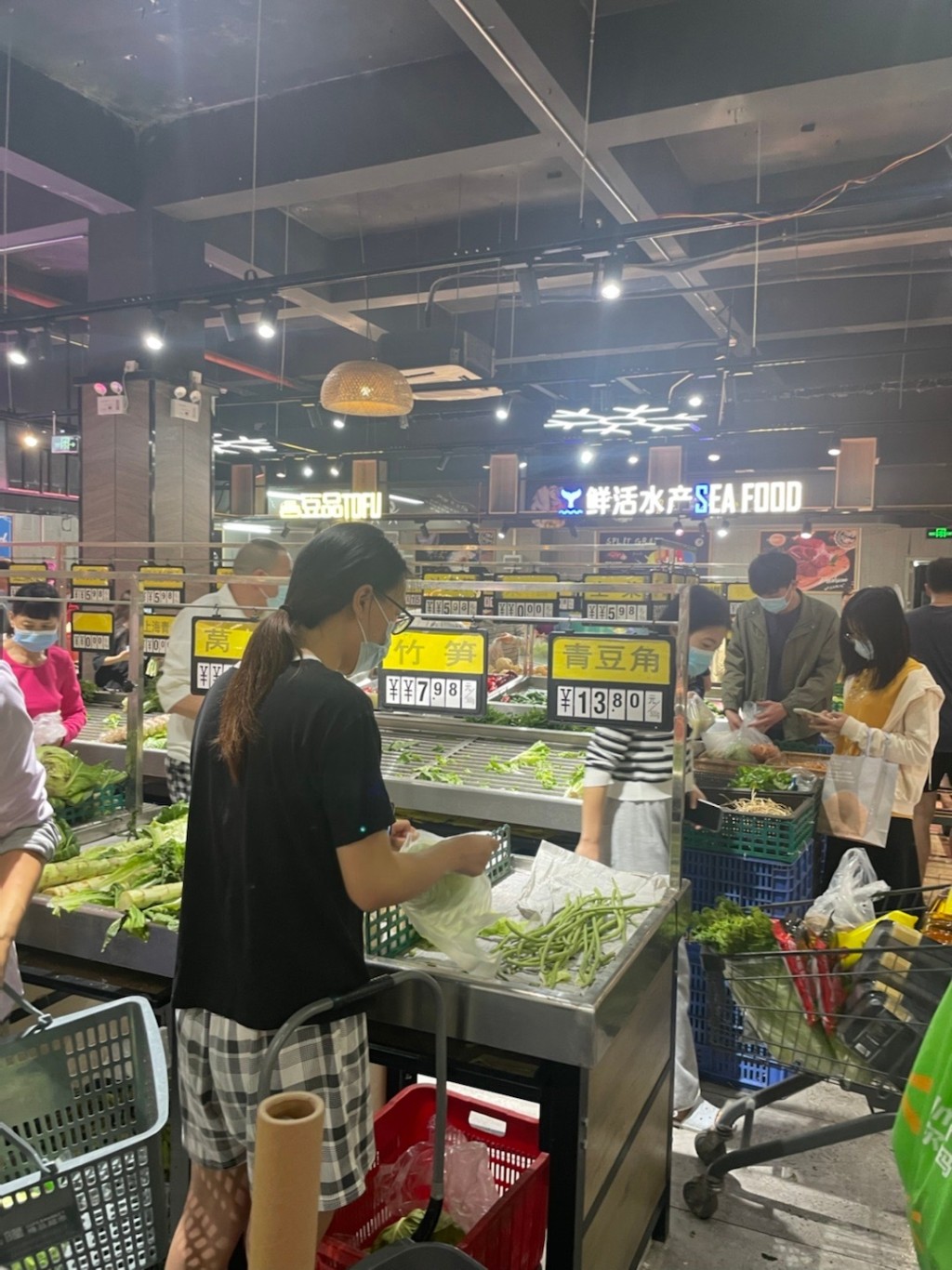 深圳民眾到超市搶購糧食。網上圖片