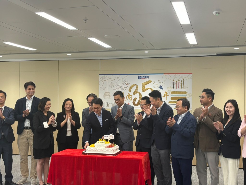 眾人齊齊切蛋糕慶祝民建聯邁向35周年。 眾人齊齊切蛋糕慶祝民建聯邁向35周年。
