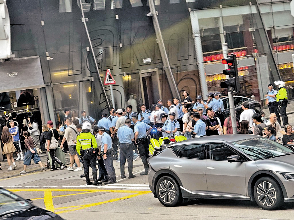 近年經常見到汽車遇警察載查時不顧一切逃走 近年經常見到汽車遇警察載查時不顧一切逃走