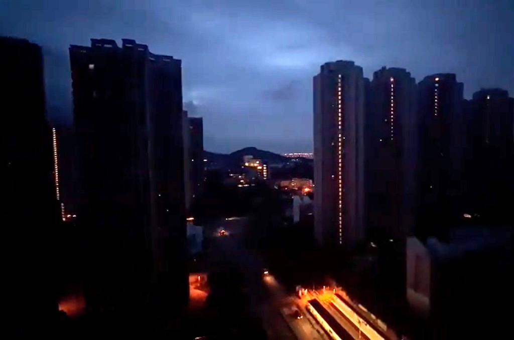 中電在元朗的一條電纜橋爆炸起火倒塌，令到屯門、元朗和天水圍大停電。網圖