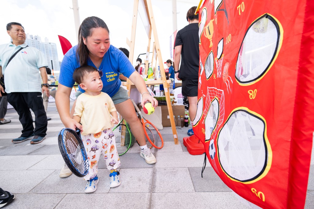 市民扶老攜幼踴躍參與體育園精心安排的運動體驗坊，包括劍擊、網球、空手道、排球及筋膜伸展棍等項目。 
