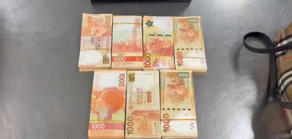 女子著大褛南下违规携70万港币,罗湖口岸急脚过关被截。海关发布 女子著大褛南下违规携70万港币,罗湖口岸急脚过关被截。海关发布