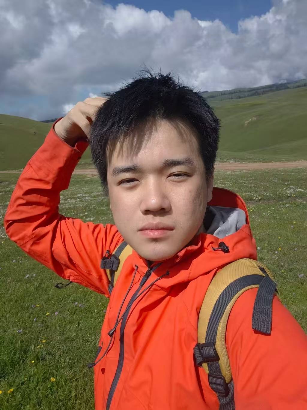 新疆男大生王圣在喀纳斯失踪逾10日，家属悬赏百万寻人。